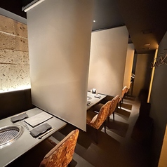 ロールカーテンで自由に仕切りができ、居心地の良さを大切にした半個室空間を演出できます。周りを気にせず贅沢なひとときをお過ごしください。無煙システム導入店で、煙がモクモクしたり、ニオイが服などにつく心配もいりません。ビジネスの会食や接待、特別なデートなどの御利用も多数頂いております。