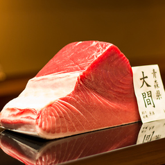 こだわりの食材、活きた馳走を握る。