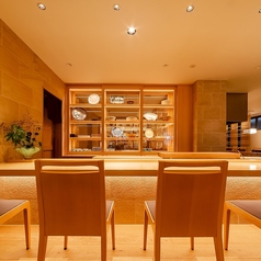 料理人が目の前で腕を振るう、ライブ感あふれるカウンター席です。