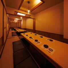 会社宴会や同窓会など、大人数の宴会にピッタリ！柔らかな照明の灯りとナチュラルな雰囲気に包まれて、ついつい時間を忘れて語り合える、そんなくつろぎながら楽しめる空間を貸切って贅沢なひとときを！※写真は系列店イメージです。