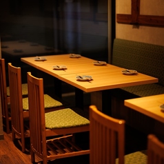 《少人数様向けテーブル席》【4名様から6名様】飲み会や女子会におすすめのお席です。デートや接待におすすめのお席です。