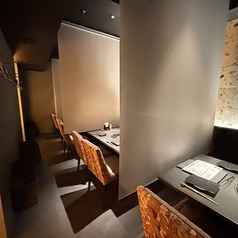 半個室テーブル席(4名様×4)16名まで宴会可能です。松阪牛・神戸ビーフ・その他厳選国産銘柄牛を、周りを気にせずゆったりとして席で味わうことができます。『焼肉屋さんじゃないみたい』と驚いて頂ける【無煙焼肉レストラン】として、お仕事や特別な日のディナーのお店として御利用頂いております。