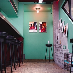 【カウンター席】当店はカウンター席がメインのお店になります。目の前で豪快に調理するライブ感溢れるお席です。