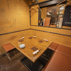 テーブル席:6名様掛け1卓【少人数でゆったりと】6名様掛けのテーブル席を1卓ご用意しています。ご友人との食事や、ご家族での団らんにも最適です。ゆったりとした空間で、自慢の料理を囲みながら、会話をお楽しみください。