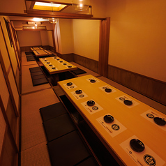 大人数の宴会にも対応可能なお座敷個室！仕切りを外して横並びでゆったり座れるので、歓送迎会や打ち上げ、会社の宴会に最適！どこに座っても顔が見渡せる配置で盛り上がりやすさも抜群です！※写真は系列店イメージです。