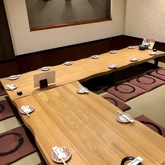 プライベート感を重視したいお集まりには、最大12名様までご利用可能な個室がおすすめです 。周囲を気にせずにお食事とお喋りを楽しめるため、大切なお祝い事やご家族での集まり、小規模なビジネスシーンにも最適です。落ち着いた和の空間で、厳選されたお肉料理と旨いお酒を心ゆくまでご堪能いただけます。