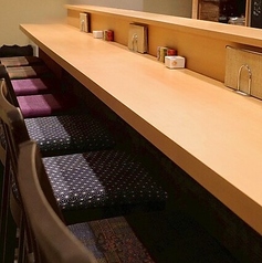 木のぬくもりが心地よい落ち着く空間で、デートや会食に最適です。店主の鮮やかな手捌きを間近に眺めながら、産地直送の食材を用いた高クオリティな料理を堪能いただけます。西麻布の隠れ家らしい静謐な空気の中で、お二人だけの特別な時間を、厳選された美酒と共にゆっくりとお楽しみください。お１人様も歓迎いたします！