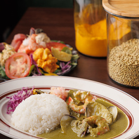 こだわりグリーンカレーを温かみある落ち着いた店内で♪