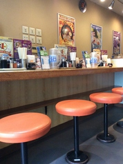 広々としたカウンター席なので、お一人様でも気兼ねなくゆっくりとらーめんを味わうことができます。