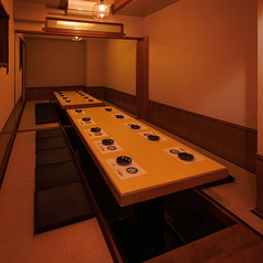 会社の宴会や歓送迎会にピッタリのお座敷個室！木の温もりと和モダンのすっきりとしたデザインが居心地の良さを引き立てます！みんなで顔を合わせてゆっくり語らえる、特別な時間にピッタリです！※写真は系列店イメージです。