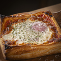 料理メニュー写真&nbsp;厚切りベーコンと温玉のクリームピッツァ(パイ生地)