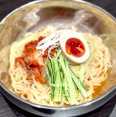 名物の黒毛和牛ホルモンだけでなく、焼肉には欠かせない「塩タン」や「カルビ」、さっぱりと締める「冷麺」といった定番メニューもしっかり取り揃えております!「今日は王道のお肉でお酒を飲みたい」「一人でがっつり肉を楽しみたい」そんなビジネスマンの皆様の気分に確実にお応えします。ぜひお気軽にご注文ください。