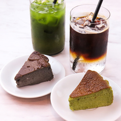 パンケーキに合うオリジナルブレンド豆・抹茶を楽しむ。の写真