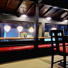 2Fにはカウンター席もございます。お一人様でもリラックスした雰囲気でお食事をお楽しみいただけます。ご友人同士やデートの会話を楽しむのにも最適なスペースです。