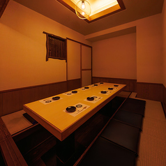 畳と座布団が心地よい上品なお座敷個室！足元はゆったりお座敷スタイルなので、長時間でもストレスフリー！会社の宴会や親しい仲間との飲み会にピッタリ！シンプルながらも上品な空間です！※写真は系列店イメージです。