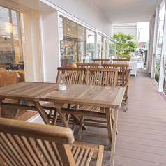 テラス席は4名席を２席ご用意！開放的な空間でお食事をお楽しみいただけます◎
