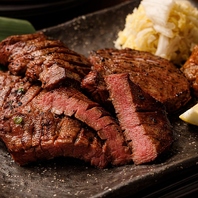 極厚の贅沢！炭火で焼き上げる職人渾身の熟成牛タン