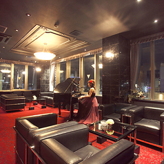 夜景が見えるソファー席です