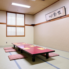 和の情緒溢れる個室で周りを気にせずお食事が出来ます。お仕事のお話など聞かれたくない大切なお話もご安心下さい。接待やおもてなし、お二人での記念日のお祝いなど…シーンを選ばない人気のお席になります。