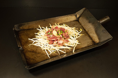 仕事で疲れた亭主を迎え入れるのは、肉蔵のおふくろ焼！