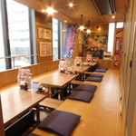 掘りごたつ式の宴会大部屋は最大48名様まで対応可能！3つの個室として分ける事もできるから心強い♪