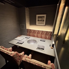 【個室で無煙焼肉をお楽しみ下さい】当店の個室には、座り心地の良いソファーと椅子をご用意しています。ゆったりとした空間で、リラックスしながらお食事をお楽しみいただけます。家族・友人や大切な方との特別な時間に最適で、心地よい雰囲気の中、ブランド和牛やお飲み物を存分に味わえます。
