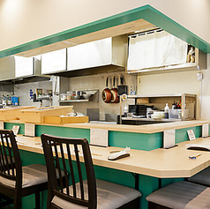 お一人様でも気軽に楽しめるカウンター席をご用意◎カジュアルな雰囲気なので肩肘張らずにお寛ぎください♪熟練の職人が鮮やかな手つきで寿司を握る様子を眺めながら、ライブ感を味わっていただけます。自慢のお寿司やドリンクを堪能しながら、至福のひとときをお過ごしください。