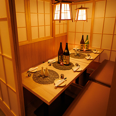 6~8名様向けの個室は、会社の飲み会やご家族での集まりに最適。程よい広さがありながらも一体感のある空間で、料理を囲みながら自然と会話が弾みます。落ち着いた和モダンの雰囲気で、幅広いシーンに対応できる使い勝手の良いお席です。