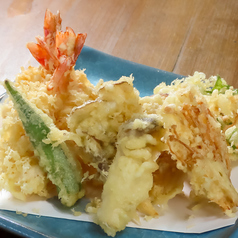 揚げたての天ぷらをご賞味ください。の写真