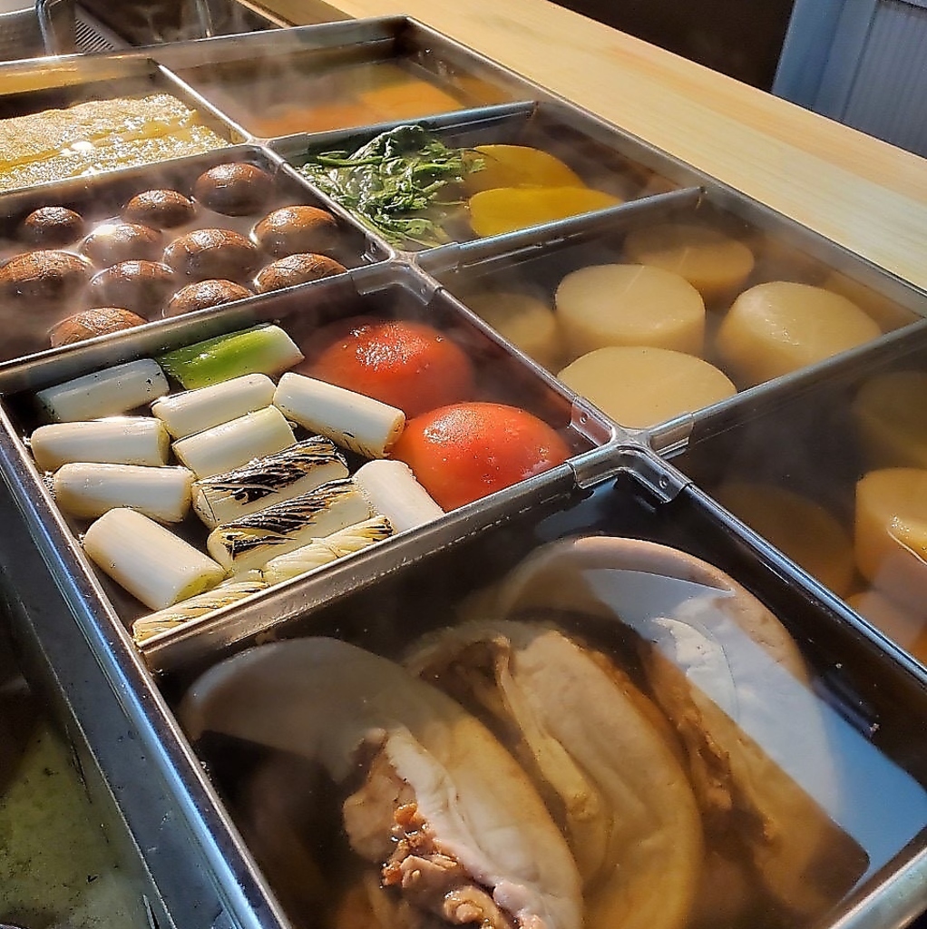 「だし巻きとろろ」は、熱々のだし巻きの旨みととろろの滑らかさが絶品の一品です。ぜひご賞味あれ！