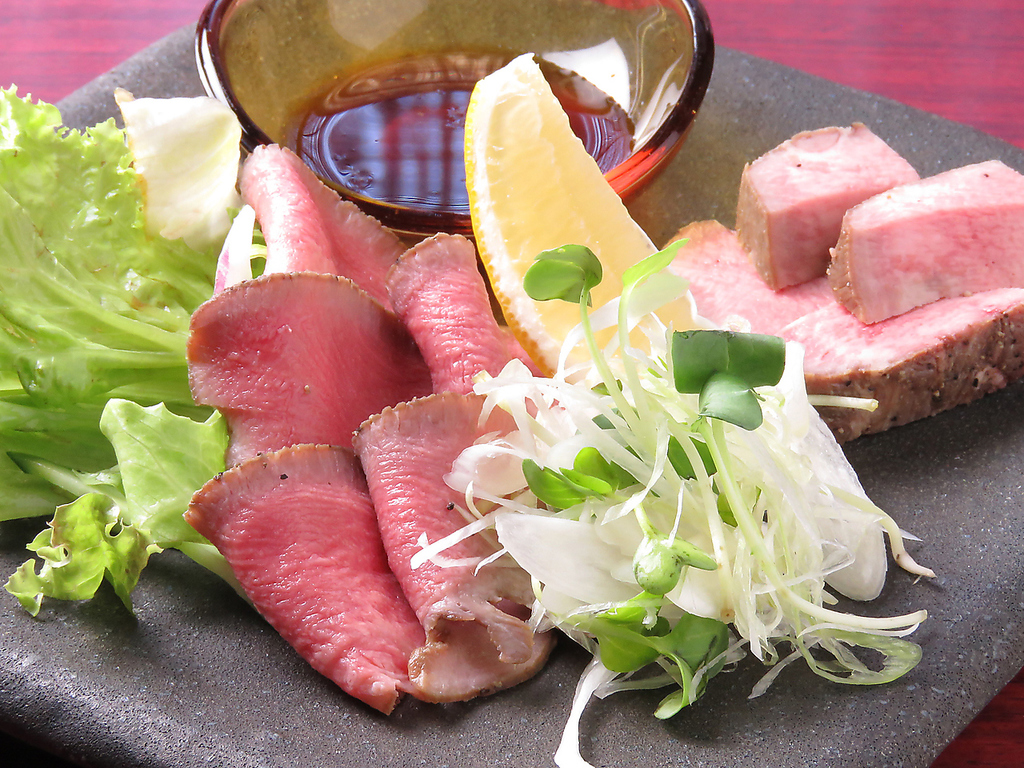 真空低温調理でまるで生のような柔らかさ！牛タンローストビーフや牛タン刺し、牛タンの握り寿司など