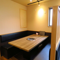 【1階】当店には、6名席の半個室を2卓ご用意しております。お仲間や地元のご友人との楽しい時間を過ごすのに最適なお席です。プライベート感を大切にした空間で、ゆったりとした雰囲気の中でお食事を楽しむことができます。おいしい料理と共に、心温まるひとときをお過ごしください。