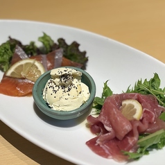 生ハムとサーモンのクリームチーズ添え