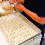 『自慢の手作り餃子』その日その日で生産しております。