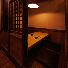 木の格子と素朴な照明が優しく包み込むお座敷個室！デートやしっぽり飲みたい夜にピッタリなサイズ感で、木の温もりと柔らかな灯りが心をほぐしてくれます！居心地抜群なこだわりの空間です！※写真は系列店イメージです。