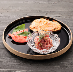 和牛タルタルのブルスケッタ