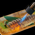 料理メニュー写真&nbsp;名物　炭火バーナーで炙ったしめさば