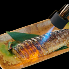 名物　炭火バーナーで炙ったしめさば