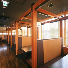 広々とした店内落ち着いたテーブル席です。ご家族、ご友人とのお食事はもちろん、各種ご宴会もぜひ『かごの屋』をご利用下さい。※店舗により部屋の配置・席数が異なる場合がございます