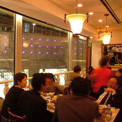 貸切も可能です。汐留のイルミネーションを眺めながら、お酒や料理をお楽しみ頂けるお席もございます！