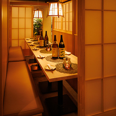 8~12名様まで対応可能な個室席は、歓送迎会や各種宴会におすすめ。広々とした空間ながらも、周囲を気にせず楽しめるのが魅力です。和の温もりを感じる内装と柔らかな照明が、料理とお酒をゆっくり堪能できる宴席を演出します。