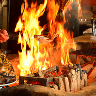 新鮮な魚介の炉端焼きが自慢。