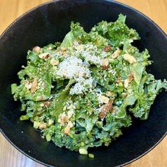 チキンとナッツのケールサラダ
