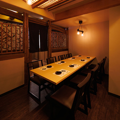 気取らずカジュアルに過ごせる空気感の完全個室！仲間内の飲み会や女子会、打ち上げなどにもピッタリ！座りやすい椅子で長時間でも疲れにくく、みんなでワイワイ楽しみながらゆったりとくつろげます！※写真は系列店イメージです。