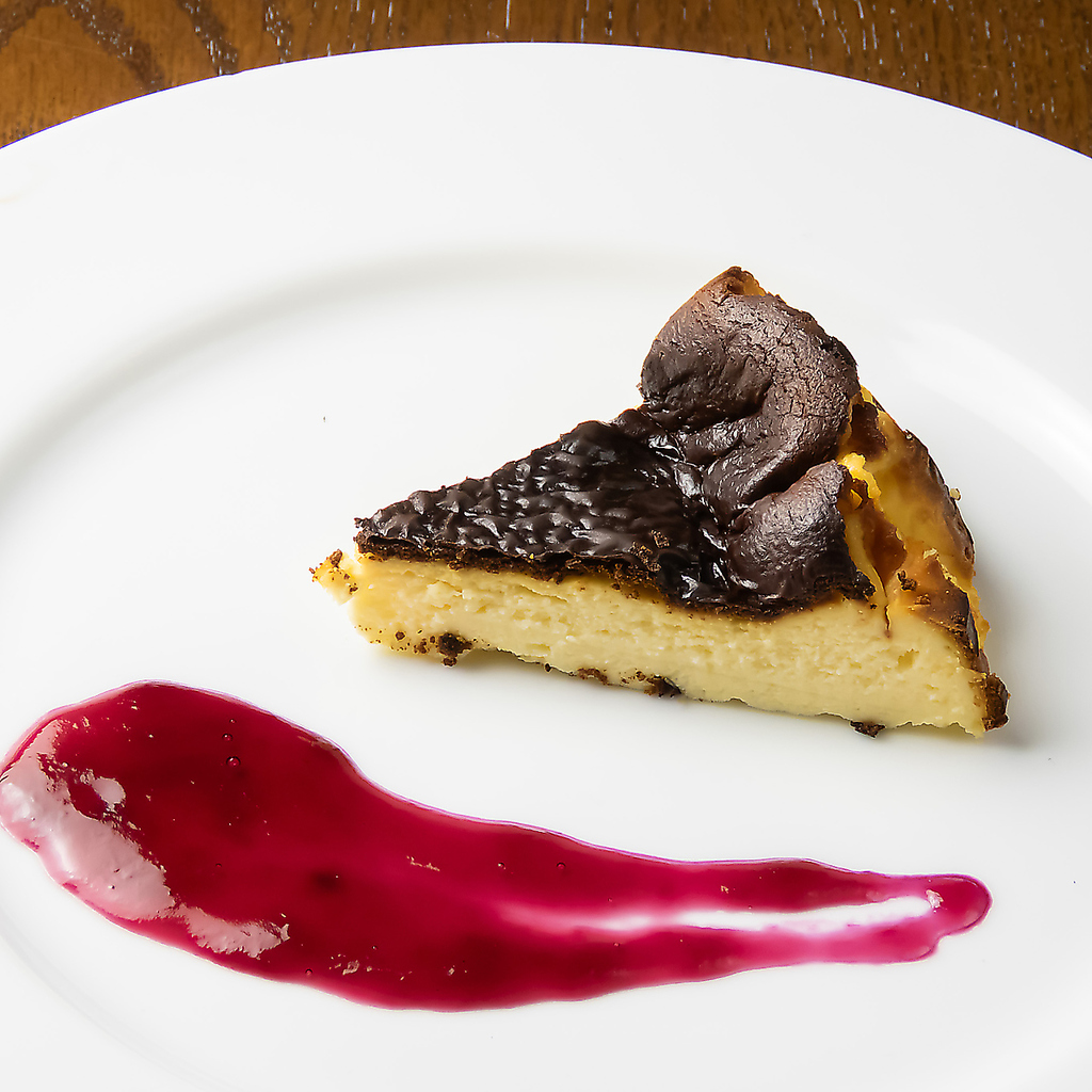 デザートも本格的♪美味しい料理とお酒を味わった後は、人気の自家製バスクチーズケーキをどうぞ！