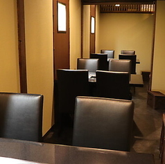 お部屋を連結して隣り合わせのテーブル席を用意することも可能で、最大12名様までのグループ利用にも柔軟に対応◎周りを気にせず仲間内だけで盛り上がれるため、ご宴会から、親戚の集まりまで幅広く活用できます。