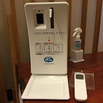 お店の入り口では自動の消毒液を設置しております！消毒・検温のご協力をお願いいたします。