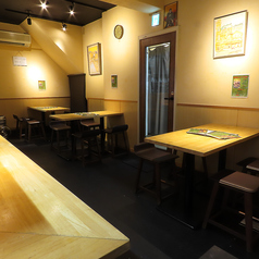 阿佐ヶ谷駅北口から徒歩約1分の当店は、広々としたテーブル席は4人掛けが4卓、合計16席ございます。ご友人やご家族とのお食事にぴったりです。また、急遽決まった飲み会や宴会にも人数に応じてお席の調整を柔軟に対応いたします。ゆったりとした空間で、会話を楽しみながら当店自慢のお料理を心ゆくまでお楽しみください。