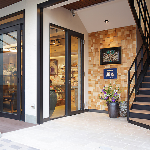 カフェも楽しめる器のお店です。