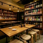 穏やかな照明が灯る落ち着いた店内。美味しいお酒と料理を楽しむ、語らいの場として人気。